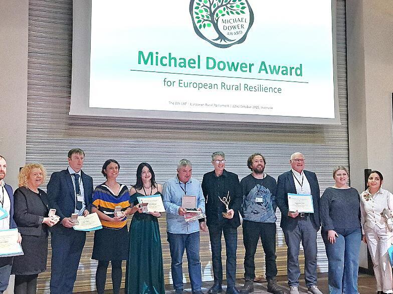 Projektmanagerin Kerstin Brückner (Sechste v. l.) und Gründungsvorsitzender Wolfgang Borst (Fünfter v. r.) zusammen mit weiteren Finalisten und Mitgliedern der Jury des Michael-Dower-Awards 2025.