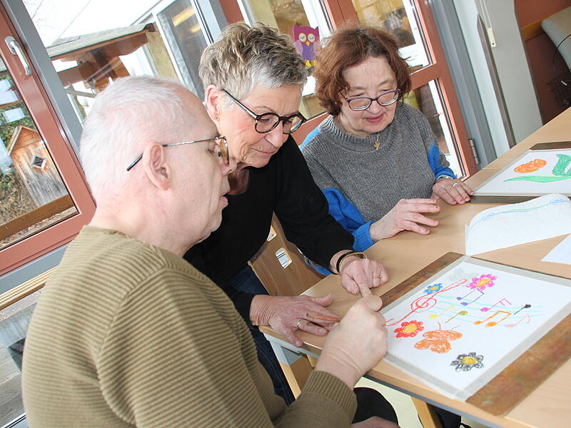 Weismain/Burgkunstadt Porträt der Weismainer Malerin Elfriede Dauer, die bei Regens Wagner in Burgkunstadt mit Menschen mit geistiger Beeinträchtigung malt Weismain/Burgkunstadt Porträt der Weismainer Malerin Elfriede Dauer, die bei Regens Wagner in Burgkunstadt mit Menschen mit geistiger Beeinträchtigung malt