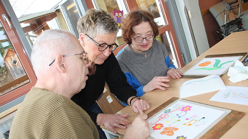 Weismain/Burgkunstadt Portr&auml;t der Weismainer Malerin Elfriede Dauer, die bei Regens Wagner in Burgkunstadt mit Menschen mit geistiger Beeintr&auml;chtigung malt