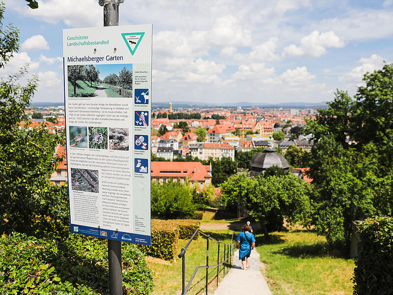 Terrassengarten mit Delphinbrunnen im Klostergarten am Michelsberg in Bamberg.