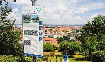 Terrassengarten mit Delphinbrunnen im Klostergarten am Michelsberg in Bamberg.