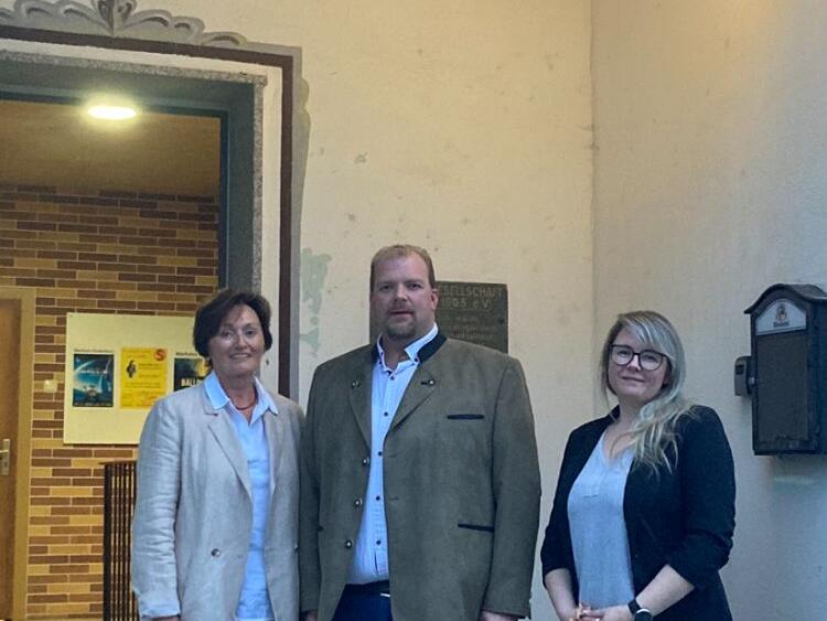 Kandidaten für den Marktgemeinderat Tettau: von links Tina Heinrich, Bürgermeisterkandidat Benjamin  Baier und Nancy Baier.