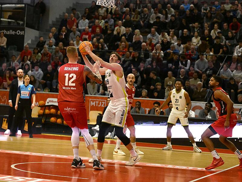 Sport Basketball 2. Bundesliga PROA Saison 2025 / 2026  12. Spieltag  am Sonntag  14.12.2025 Spielort  Gie&szlig;en Sporthalle Gie&szlig;en-Ost  Otto-Bahagel-Stra&szlig;e   Spielbeginn 15.00 h   Gie&szlig;en 46ers gegen BBC Bayreuth Halbzeitergebnis 51:37 Endstand Robin Benz