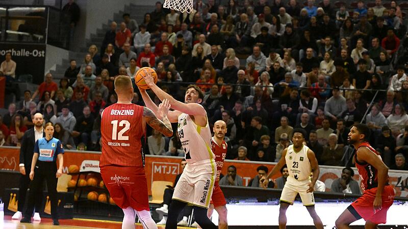 Sport Basketball 2. Bundesliga PROA Saison 2025 / 2026  12. Spieltag  am Sonntag  14.12.2025 Spielort  Gie&szlig;en Sporthalle Gie&szlig;en-Ost  Otto-Bahagel-Stra&szlig;e   Spielbeginn 15.00 h   Gie&szlig;en 46ers gegen BBC Bayreuth Halbzeitergebnis 51:37 Endstand Robin Benz