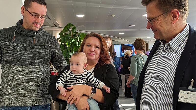 &bdquo;So viel wie eineinhalb St&uuml;ck Butter&ldquo; hat Emilia gewogen, als sie zur Welt gebracht wurde. Ihre Eltern Mike und Anna sind gl&uuml;cklich, dass sie alles gut &uuml;berstanden haben, Chefarzt Dr. Peter Dahlem freut sich &uuml;ber Emilias gute Entwicklung.