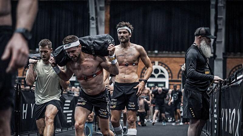 Harter Kampf: Bei der Weltmeisterschaft im Hyrox lieferte Clemens Scherbel (links) nicht die geplante Leistung ab. Kollege Christopher von Stelzer unterst&uuml;tzte so gut es ging.