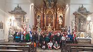 Die Wallfahrergruppe in der Kirche Kützberg