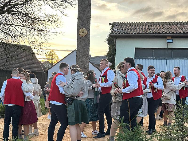 Um Plobaum wurde bei der Modloser Plokirmes getanzt. KArin Um Plobaum wurde bei der Modloser Plokirmes getanzt. KArin