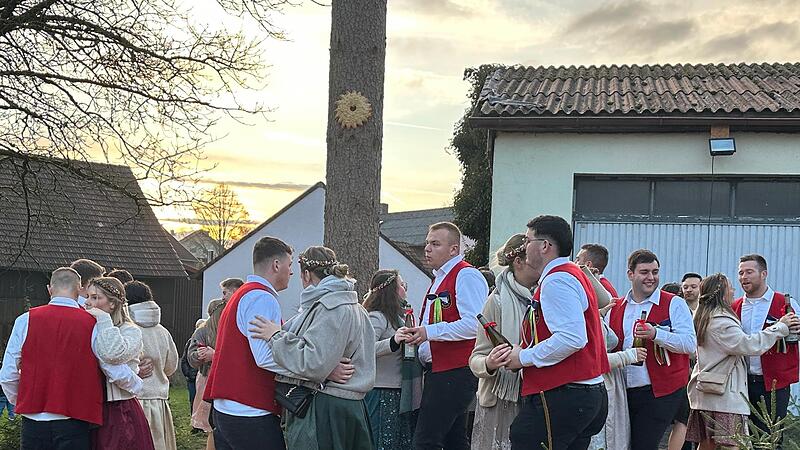 Um Plobaum wurde bei der Modloser Plokirmes getanzt. KArin