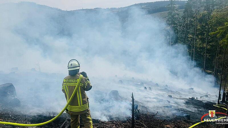 Nutzfeuer im Kreis Kronach breitet sich unkontrolliert auf Waldfl&auml;che aus