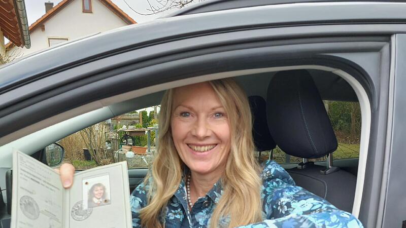 Marion Exner hat ihren Führerschein seit 37 Jahren. Dass sie ihn bald umtauschen muss, nimmt sie mit einem Lächeln - obwohl es ihr wahrlich nicht leicht fällt. Marion Exner hat ihren Führerschein seit 37 Jahren. Dass sie ihn bald umtauschen muss, nimmt sie mit einem Lächeln - obwohl es ihr wahrlich nicht leicht fällt.