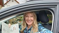 Marion Exner hat ihren Führerschein seit 37 Jahren. Dass sie ihn bald umtauschen muss, nimmt  sie mit einem Lächeln - obwohl es ihr wahrlich nicht  leicht fällt.