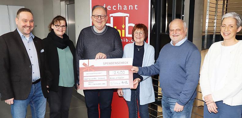 Bei der offiziellen Spendenübergabe (v.l.): Christian Macion und Sabine Krausche vom Verein der Freunde und Förderer des Gymnasiums Burgkunstadt, Firmenchef Peter Dechant, Christine Leikeim und Albert Klein von der Albert-und-Christel-Stiftung sow... Bei der offiziellen Spendenübergabe (v.l.): Christian Macion und Sabine Krausche vom Verein der Freunde und Förderer des Gymnasiums Burgkunstadt, Firmenchef Peter Dechant, Christine Leikeim und Albert Klein von der Albert-und-Christel-Stiftung sow...