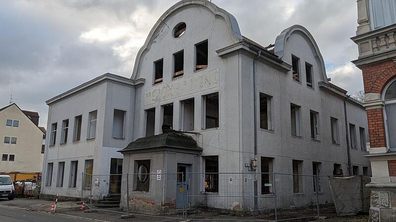 Stadtbild Coburg ging davon aus, dass das hier die Hutfabrik Ehrlich gewesen sei, und bedauert, dass das Geb&auml;ude abgerissen wird. Das Dach ist schon weg.