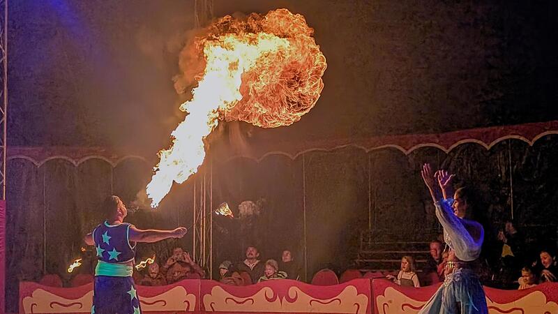 Spektakulär pustete der Feuerschlucker seine Flammen in die Luft.Forchheim & Fränkische Schweiz
