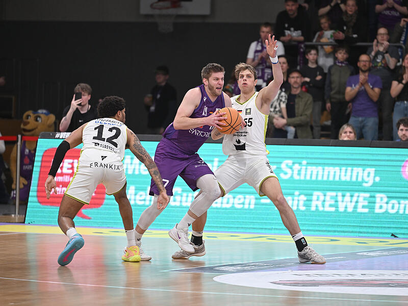 Sport Basketball 2. Bundesliga PROA Saison 2025 / 2026  31. Spieltag  am Samstag  11.04.2026  Spielbeginn 18.30 h Spielort  Sparkassen Arena G&ouml;ttingen Sch&uuml;tzenplatz 2  BG G&ouml;ttingen gegen BBC  Bayreuth Halbzeitergebnis  48:26 lenny Liedtke Mathis M&ouml;nni