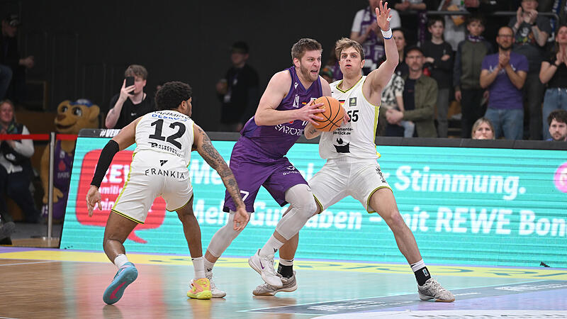 Sport Basketball 2. Bundesliga PROA Saison 2025 / 2026  31. Spieltag  am Samstag  11.04.2026  Spielbeginn 18.30 h Spielort  Sparkassen Arena G&ouml;ttingen Sch&uuml;tzenplatz 2  BG G&ouml;ttingen gegen BBC  Bayreuth Halbzeitergebnis  48:26 lenny Liedtke Mathis M&ouml;nni