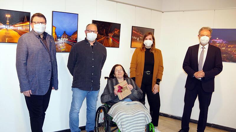 Dritter Bürgermeister Bernd Liebhardt, Frank und Daniela Rauh, Kreiskulturreferentin Julia Völker und Landrat Klaus Löffler (von links) freuten sich über den überwältigenden Zuspruch bei der Ausstellungseröffnung.