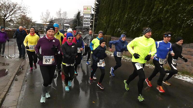 Nur 25 Läufer und Läuferinnen stellten sich bei nasskaltem Wetter beim 18. Hainberglauf an den Start. Nur 25 Läufer und Läuferinnen stellten sich bei nasskaltem Wetter beim 18. Hainberglauf an den Start.