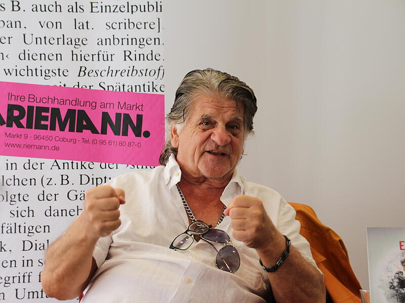 Weltenbummler Rainer Engel hat ein Buch &uuml;ber sein &bdquo;spektakul&auml;res Leben&ldquo; geschrieben. Es geht darin auch um seine einst enge Freundschaft mit Formel-1-Legende Michael Schumacher.