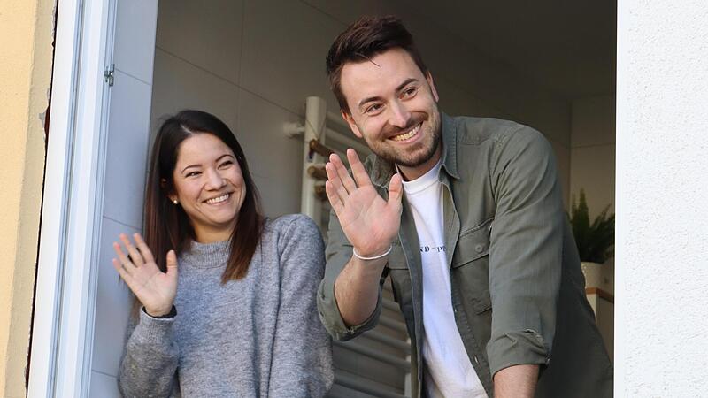 Die Bamberger Anna-Lena und Dominik freuen sich &uuml;ber die Lieferung des &bdquo;Quarant&auml;ne Express&ldquo;.