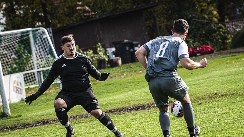 Der Rugendorfer Nikolai Masel &uuml;berwindet den Mainleuser Torwart Caner Eraslan und erzielt die 1:0-F&uuml;hrung f&uuml;r seine Mannschaft.