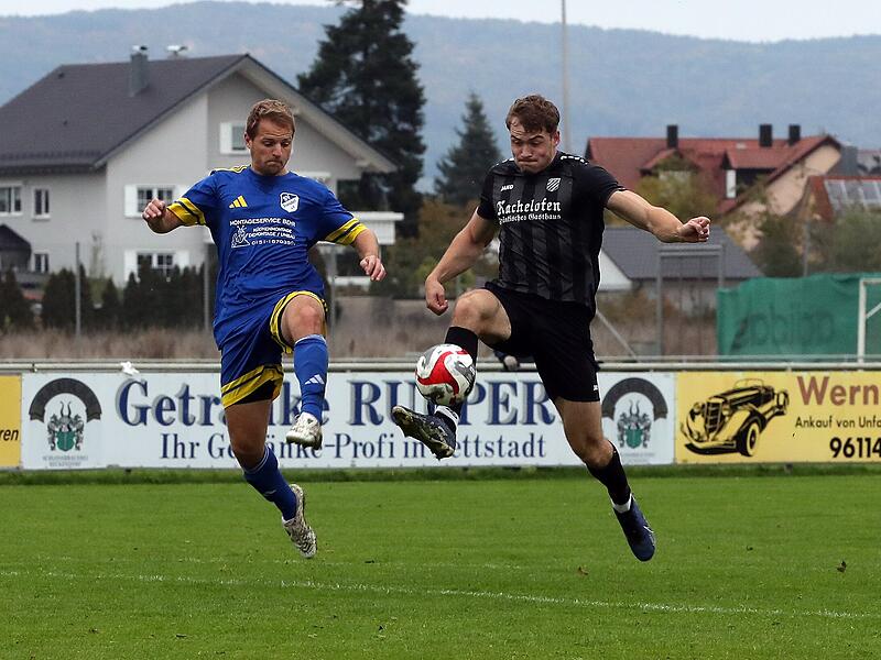 Der Frensdorfer Martin Panzer (links) und  der Pettstadter Patrick Gamisch gehen zum Ball.