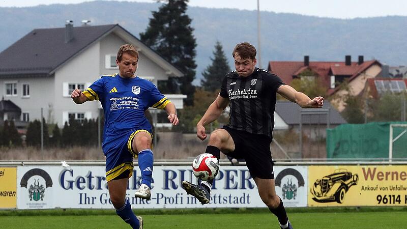 Der Frensdorfer Martin Panzer (links) und  der Pettstadter Patrick Gamisch gehen zum Ball.