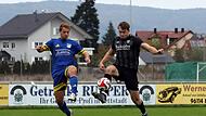 Der Frensdorfer Martin Panzer (links) und  der Pettstadter Patrick Gamisch gehen zum Ball.