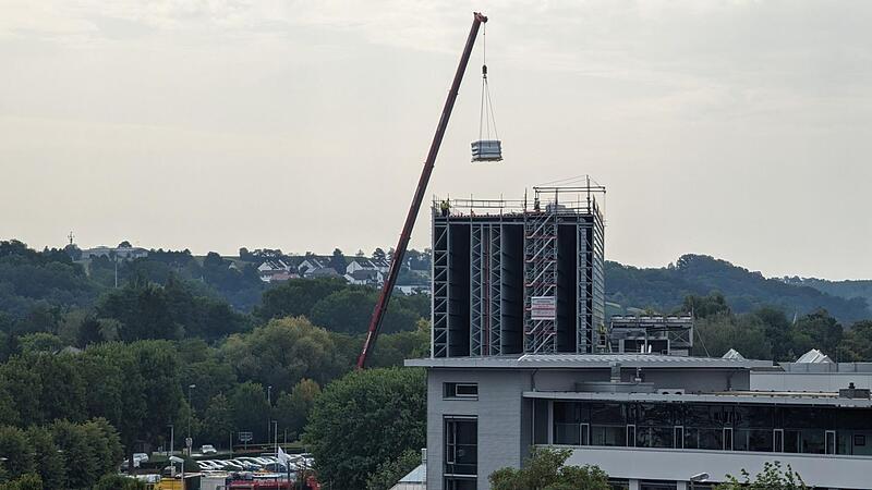 Brose-Baustelle: Mit 27 Metern ist das neue Hochregallager h&ouml;her als sein Vorg&auml;nger an gleicher Stelle.