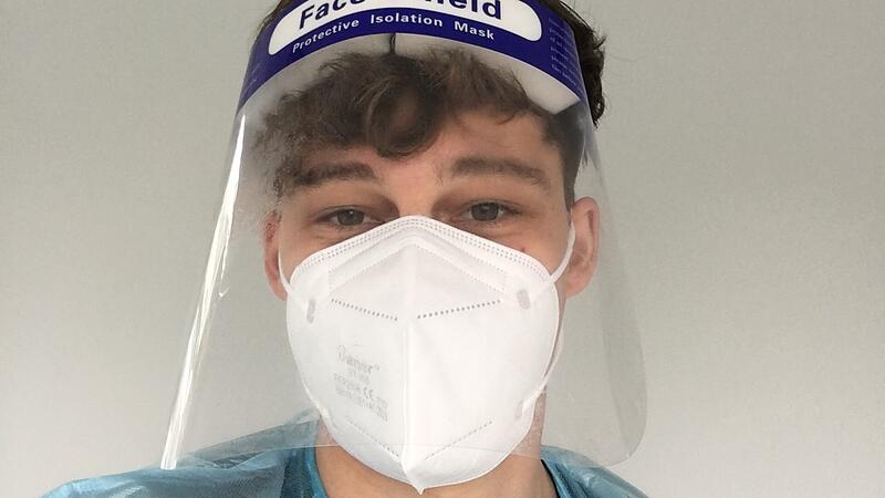 Der 18-j&auml;hrige Zahnmedizin-Student Julian Dashi aus Forchheim streicht unter anderem in den Erlanger Arcaden Leute vor dem Shoppen ab.