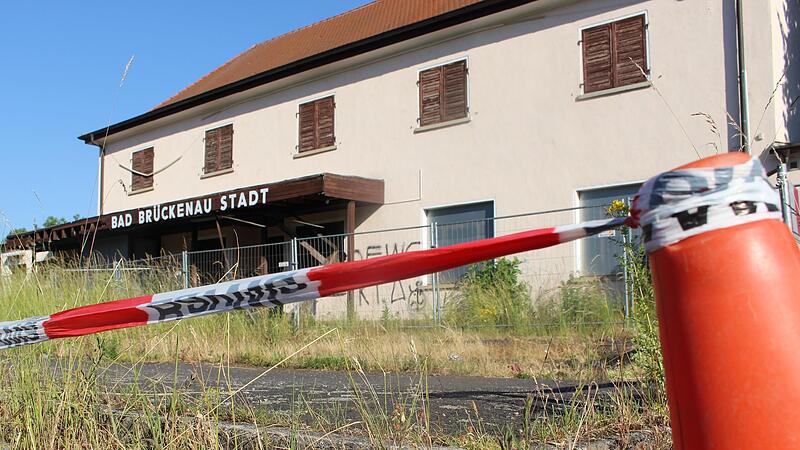 Das Bahnhofsgeb&auml;ude in Bad Br&uuml;ckenau verf&auml;llt im Laufe der Jahre immer mehr.