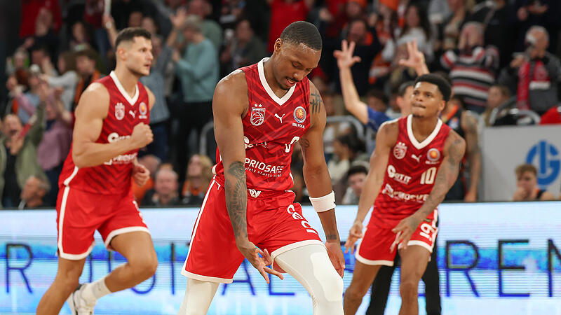 Die Bamberg Baskets (rote Trikots) setzten sich im Achtelfinale des BBL-Pokals mit 103:100 gegen Ratiopharm Ulm durch.