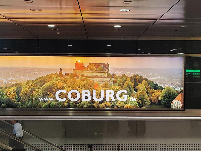 Die Werbetafel in Berlin ist seit 2019 in Betrieb.