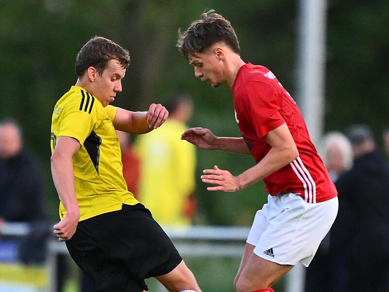 Möhrendorfs Niklas Pollak (links) gegen Lukas Hofmann. Die Möhrendorfer behielten im Derby mit 2:0 die Oberhand.