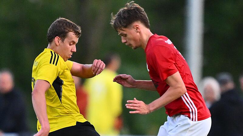 Möhrendorfs Niklas Pollak (links) gegen Lukas Hofmann. Die Möhrendorfer behielten im Derby mit 2:0 die Oberhand. Möhrendorfs Niklas Pollak (links) gegen Lukas Hofmann. Die Möhrendorfer behielten im Derby mit 2:0 die Oberhand.