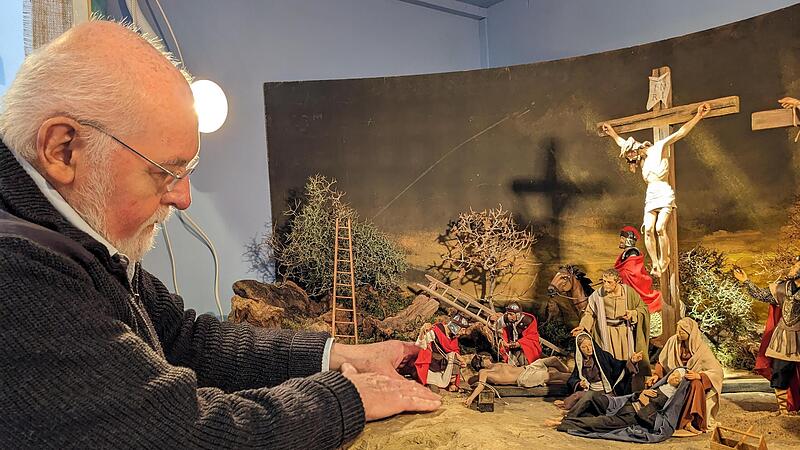 Karl-Heinz Exner richtet letzte Details vor der Er&ouml;ffnung der Krippenausstellung.Forchheim & Fr&auml;nkische Schweiz