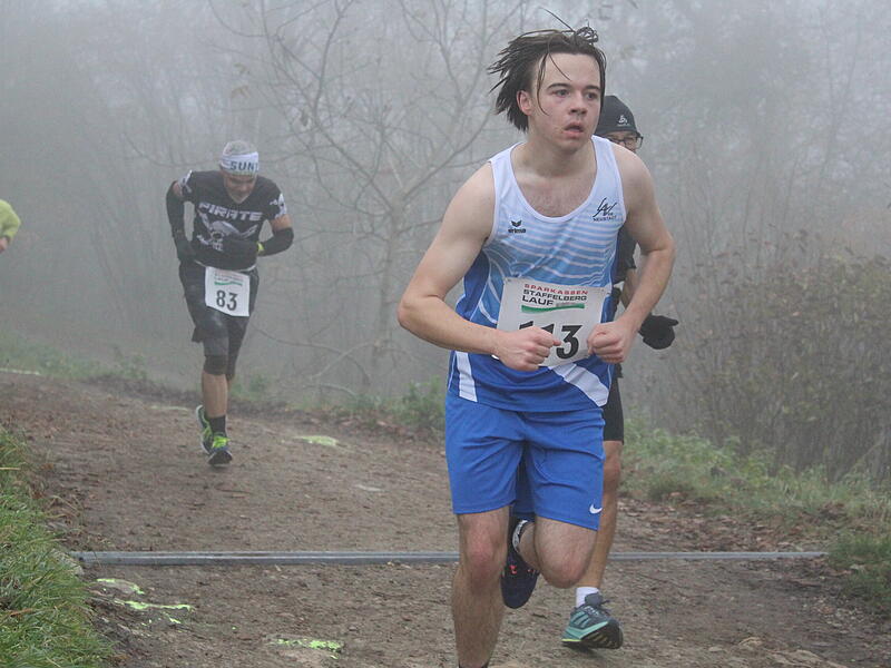 Obwohl es reichlich frisch war, nahmen manche Läufer beim Staffelberglauf von langen Ärmeln Abstand.