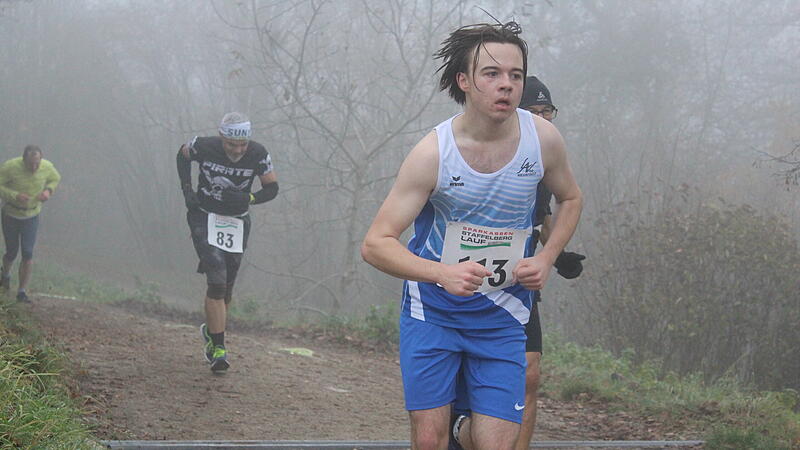 Obwohl es reichlich frisch war, nahmen manche Läufer beim Staffelberglauf von langen Ärmeln Abstand.