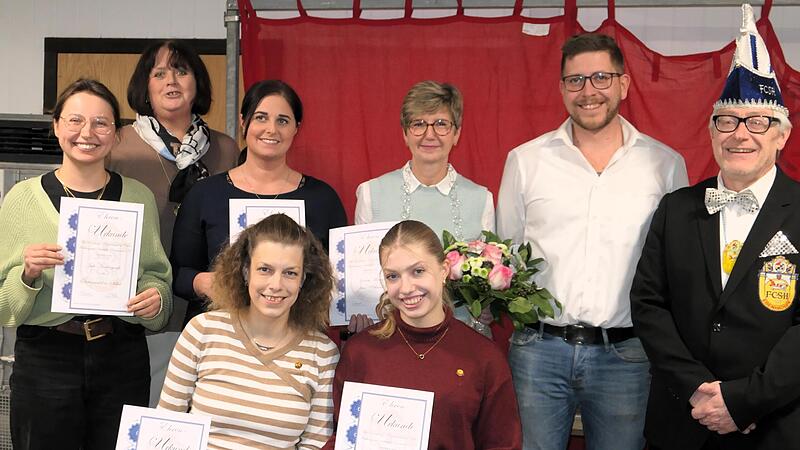 Die anwesenden geehrten Vereinsmitglieder: hinten von links: Jule Niederges&auml;&szlig; (20 Jahre), Sandra Greubel (20 Jahre), Vanessa Al-Sabbah (30 Jahre), Karin Wiener (50 Jahre), FCSH-Vorstand und Faschingsk&ouml;nig Marc Schendel sowie Matthias Besler, der d...