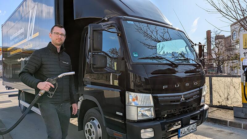 Der Krieg im Nahen Osten hat die Preise f&uuml;r Benzin und Diesel in die H&ouml;he schnellen lassen. Das merkt man auch in der Verkehrsakademie. Auf dem Foto zu sehen: Michael M&ouml;schel jun. mit einem LKW der Verkehrsakademie.