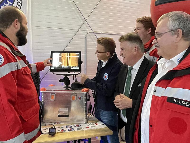 Faszinierende und hochpräzise Technik erklären (von links) Gruppenführer Thore Bleyl und Kreisvorsitzender Jannik Ramming, Landrat Klaus Peter Söllner und Wasserwacht-Bezirksvorsitzender Hans-Jürgen Seeg. Im Hintergrund technischer Leiter André Hu...