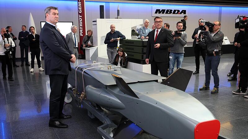 Markus S&ouml;der steht im Ausstellungsraum des R&uuml;stungsunternehmens MBDA an einem Ausstellungsst&uuml;ck eines Taurus KEPD 350 Marschflugk&ouml;rper