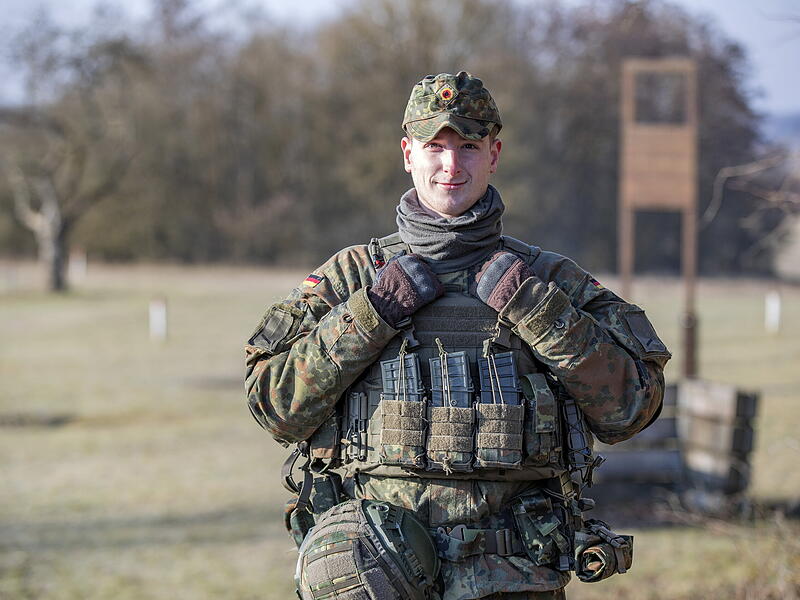 Der 18-jährige Aaron möchte nach seiner Grundausbildung bei der Bundeswehr bleiben. Der 18-jährige Aaron möchte nach seiner Grundausbildung bei der Bundeswehr bleiben.