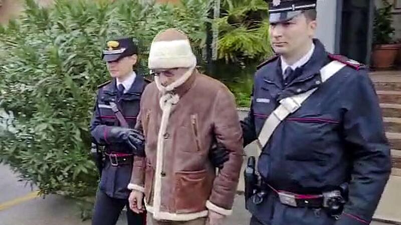 Dieses von der italienischen Polizei zur Verfügung gestellte Videostandbild zeigt Matteo Messina Denaro (Mitte), Chef der sizilianischen Cosa Nostra, in Begleitung von Carabinieri, nach seiner Festnahme in Palermo. Dieses von der italienischen Polizei zur Verfügung gestellte Videostandbild zeigt Matteo Messina Denaro (Mitte), Chef der sizilianischen Cosa Nostra, in Begleitung von Carabinieri, nach seiner Festnahme in Palermo.