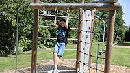 Simon Ott findet den Spielplatz einfach prima – er probiert nach und nach alle Geräte aus.