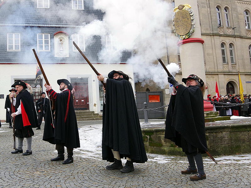 Melchior-Otto-Tag Kronach 2026 Ehrensalut aus den Lunten-Musketen.