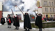 Ehrensalut aus den Lunten-Musketen.