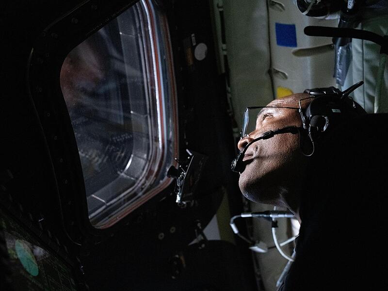 Auf diesem von der Nasa zur Verf&uuml;gung gestellten Bild wird Artemis-II-Pilot Victor Glover im Orion-Raumschiff w&auml;hrend des Artemis-II-Mondvorbeiflugs am 6. April 2026 fotografiert.