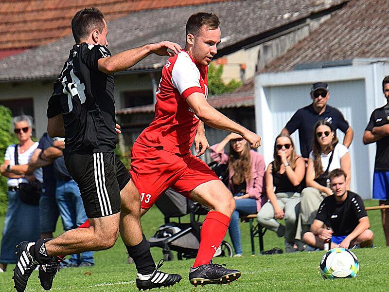 Jakob Fischer (rechts) von der SG Reiterswiesen/Arnshausen/FC 06 Bad Kissingen hatte gegen die SG Oerlenbach/Ebenhausen nicht nur in dieser Szene die Nase vorne, sondern auch in der Endabrechnung mit einem 2:0-Heimsieg: